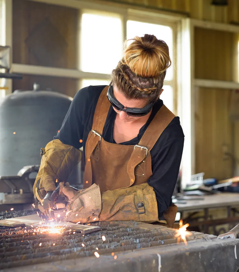 Femme soudeuse au travail