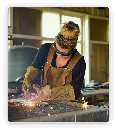 Femme soudeuse au travail